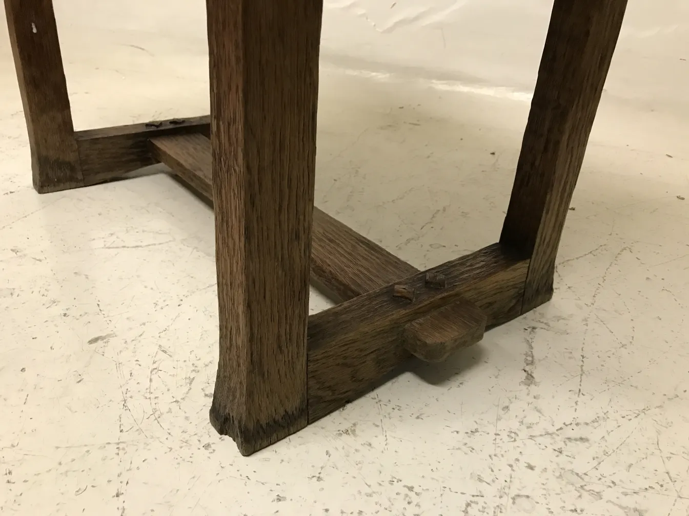 Античный маленький столик с толстыми ножками на светлой поверхности