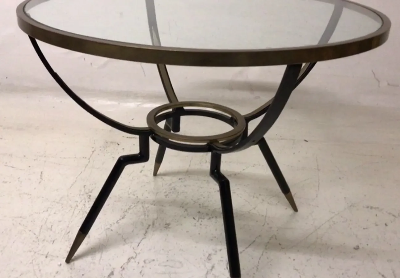 petite table ancienne avec des pattes courbes et base unique