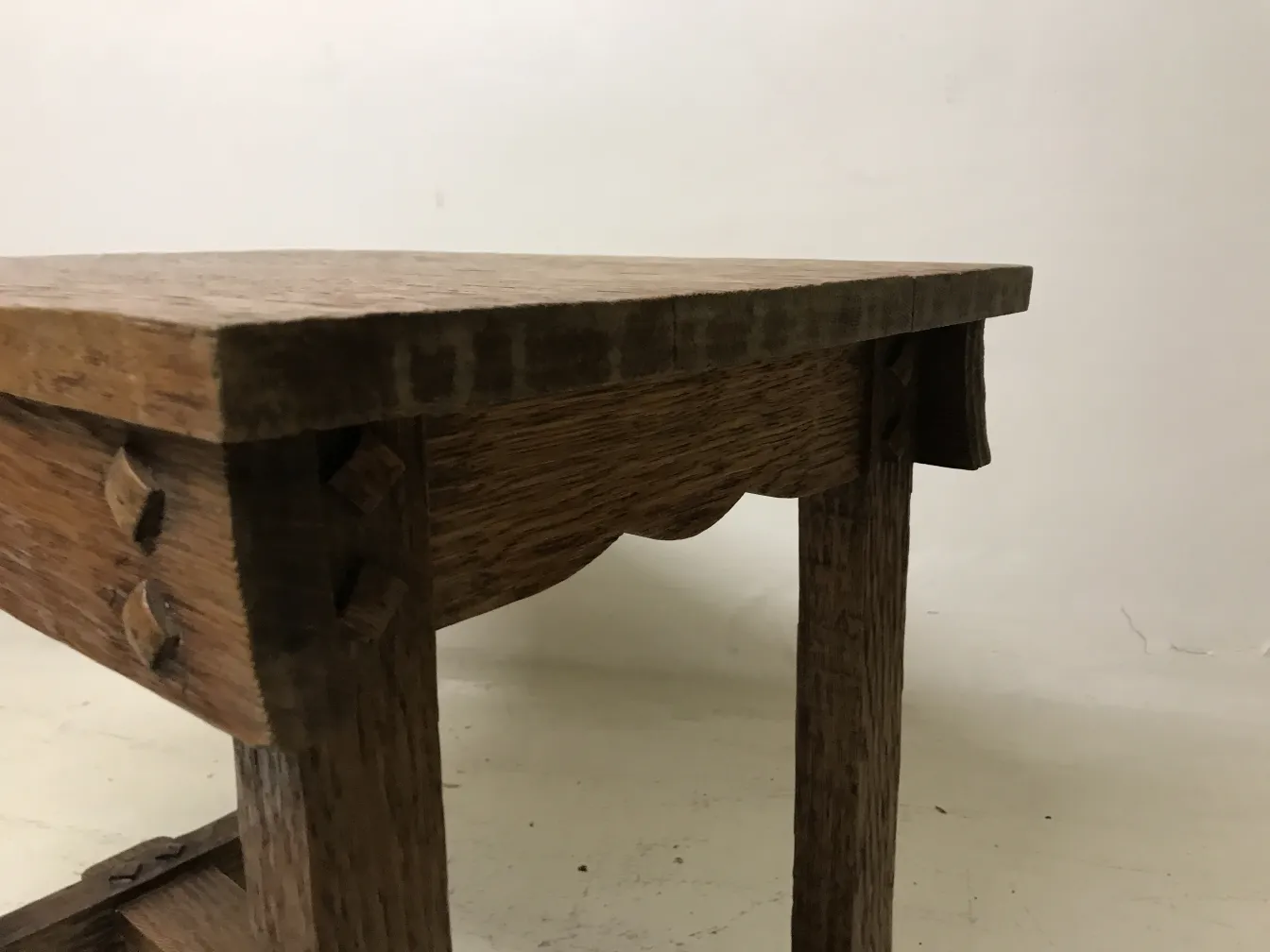 seitliche Ansicht eines kleinen antiken Tisches mit einfachem Design