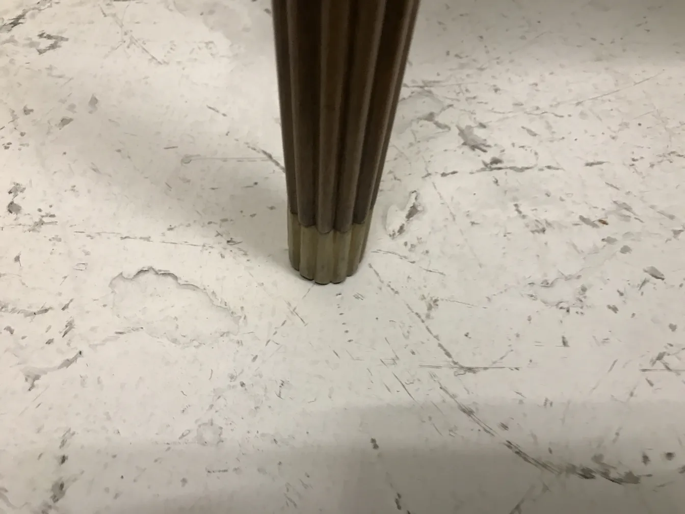 古董小桌子的腿部细节视图