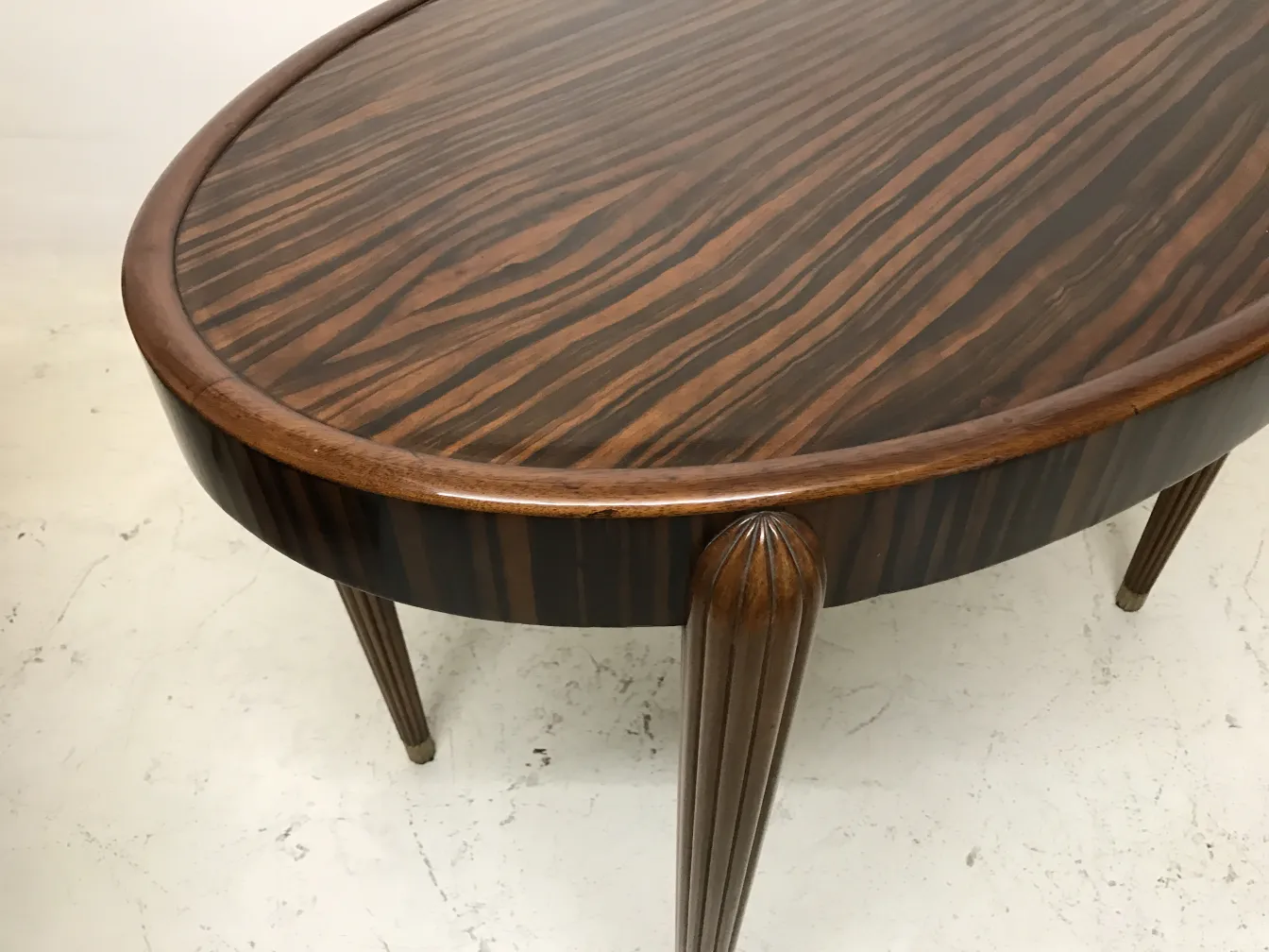 petite table antique ovale avec des pieds élégants