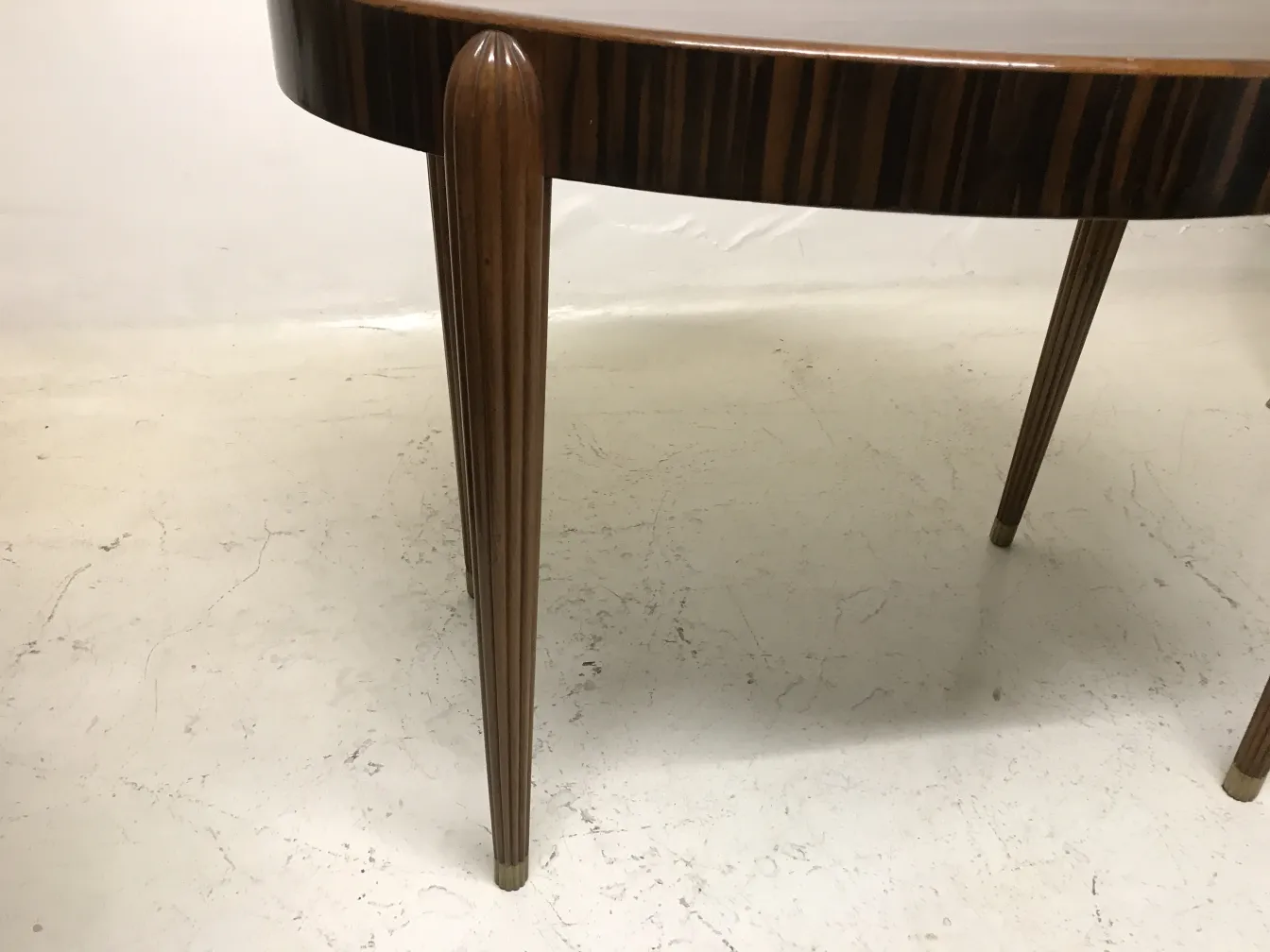 petite table antique avec pieds fins, vue latérale