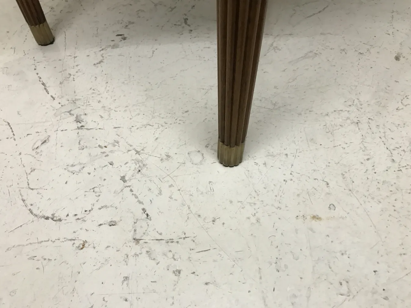 छोटी-पुरानी-मेज-पतली-पैर-एक-नपुंसक-सेटिंग-में।