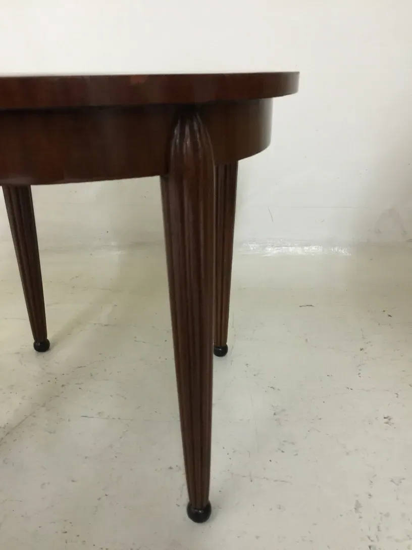 mesita antigua de diseño clásico, patas delgadas y elegantes