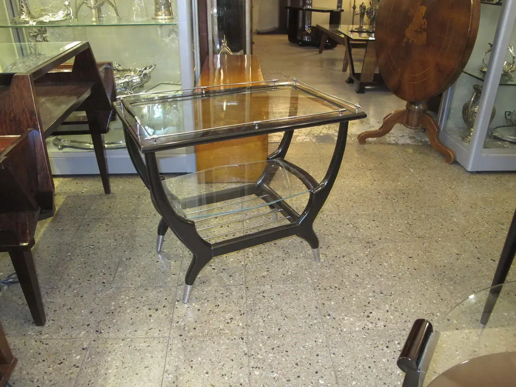 Mesinha antiga com design elegante e vidro