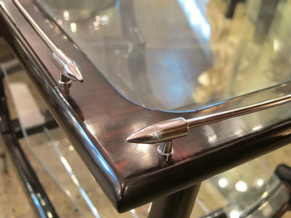 Antiker kleiner Tisch mit polierten Kanten und Metallelementen in einer eleganten Umgebung.