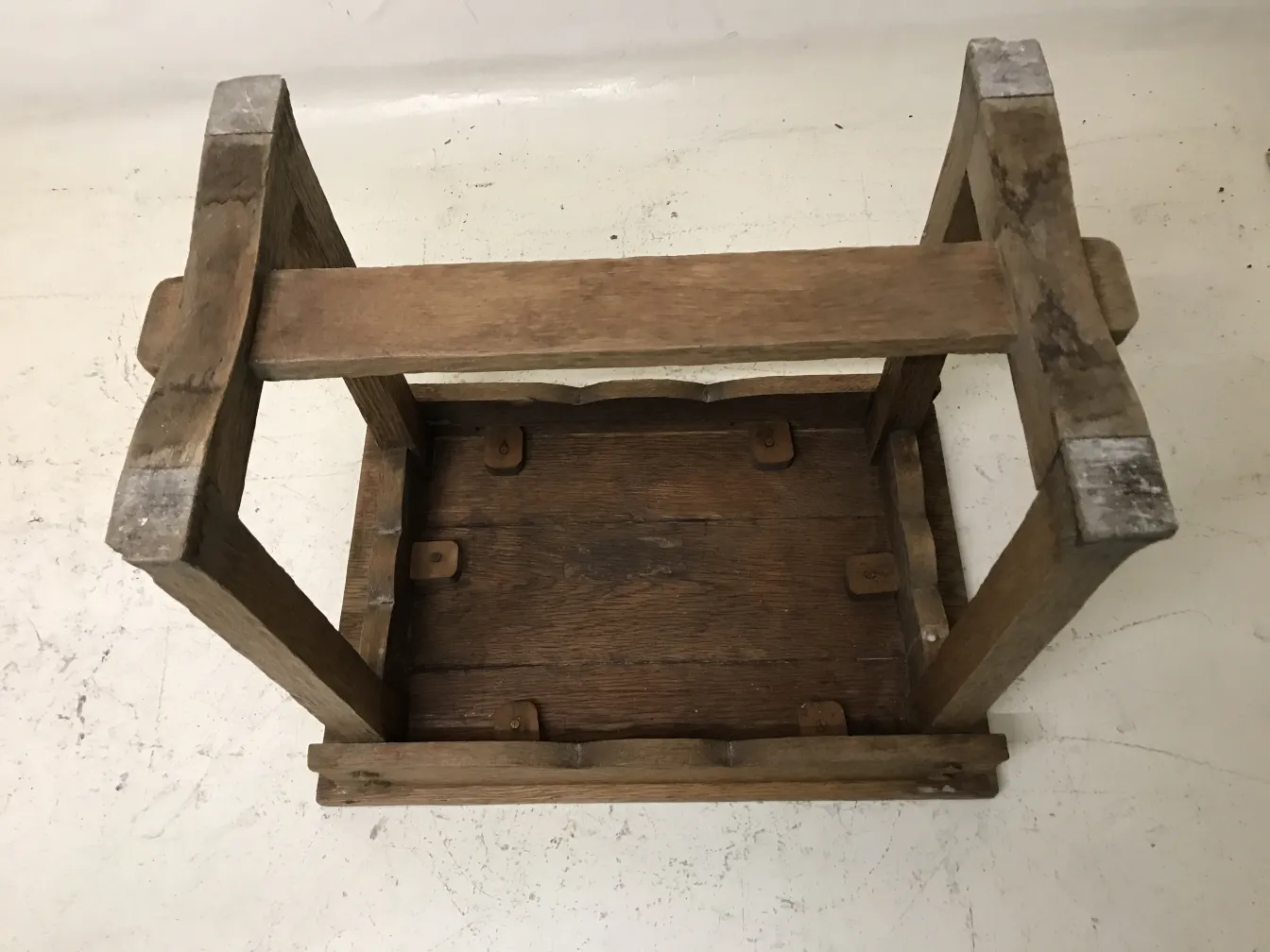 mesita antigua pequeña con forma rectangular y patas decorativas