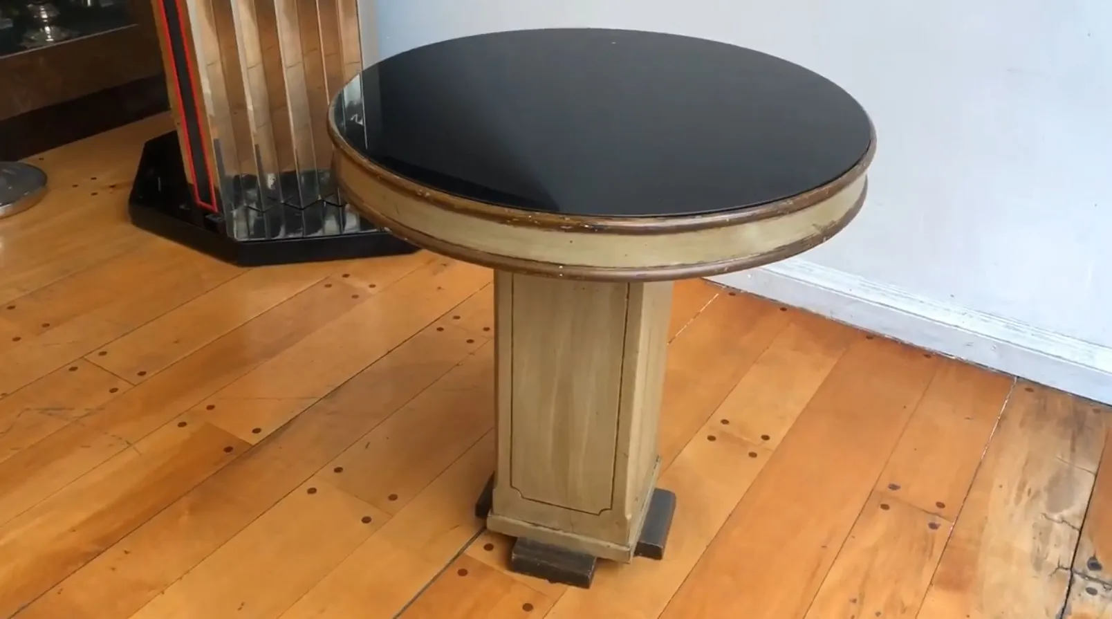 petite table antique avec dessus rond noir, design classique