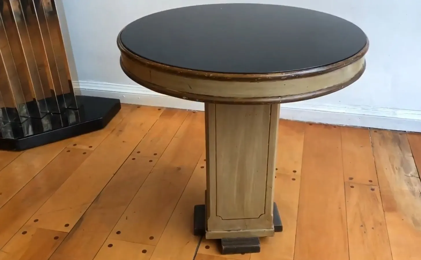 ancienne petite table ronde avec base haute et détail en haut