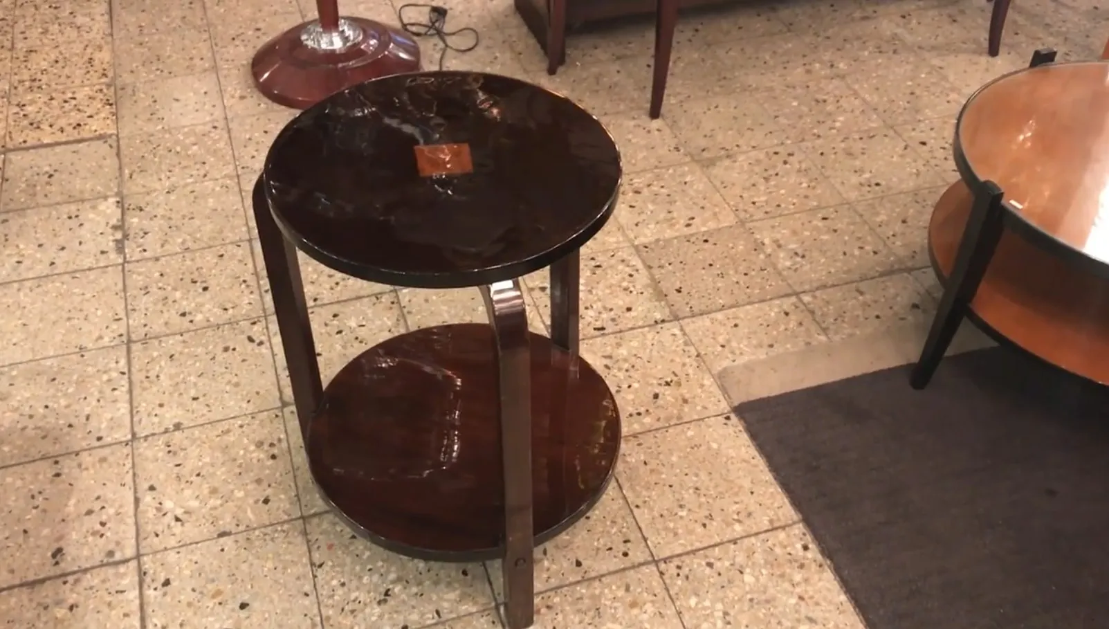 petite table antique ronde à deux niveaux dans un cadre confortable
