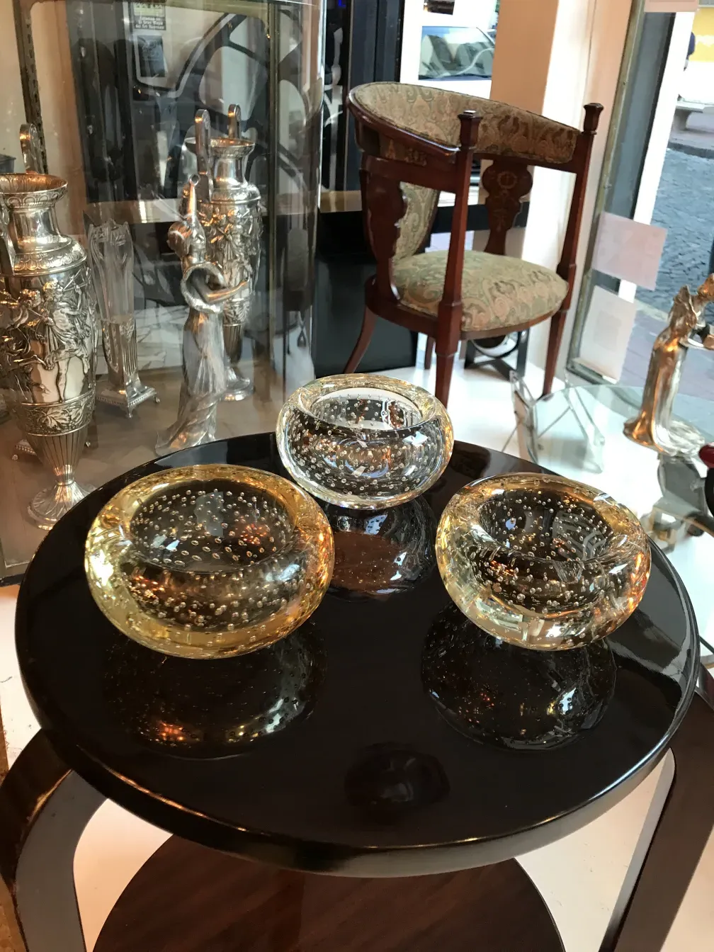 Petite table antique noire avec formes élégantes et bols décoratifs