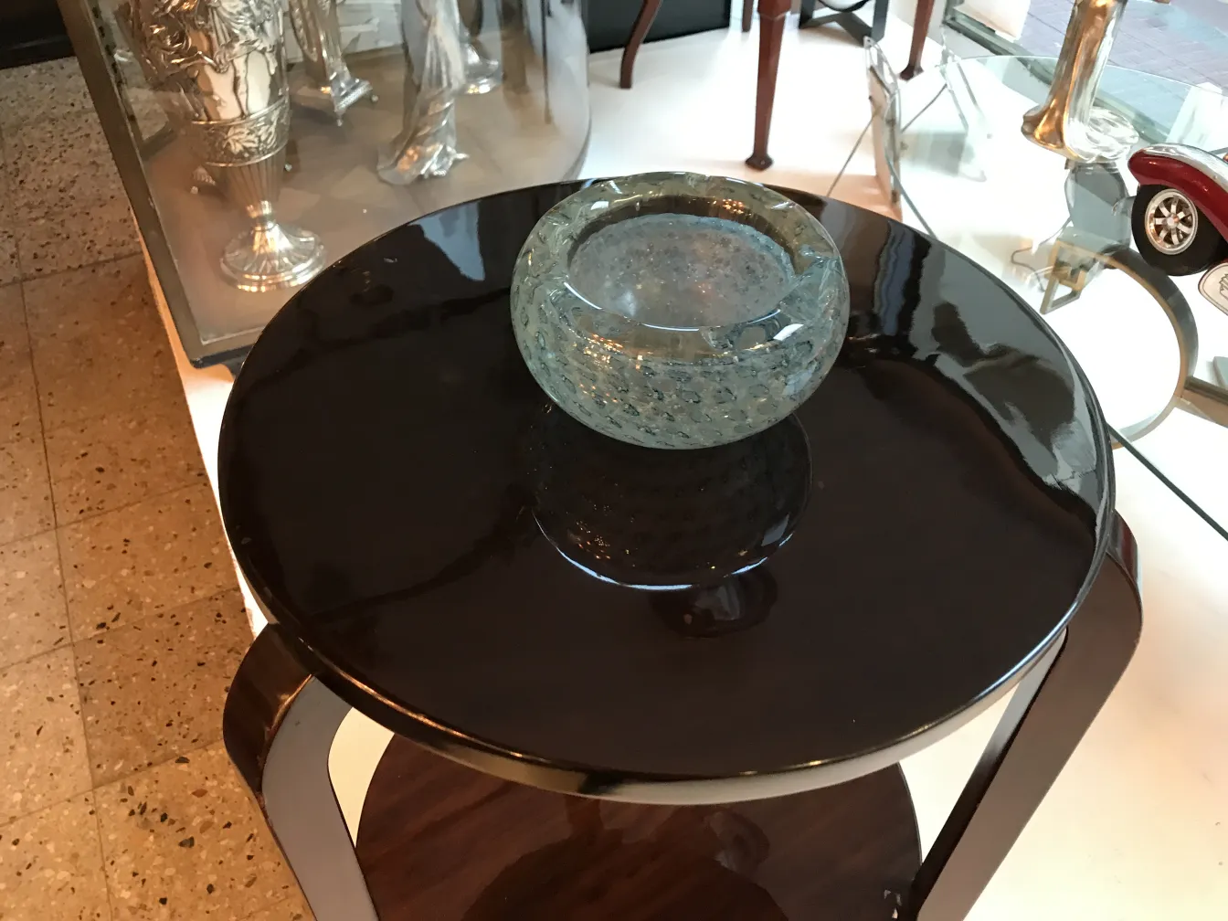petite table ancienne avec surface noire et cendrier en verre