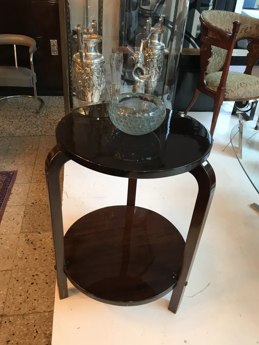 mesita antigua de diseño elegante con piezas de cristal