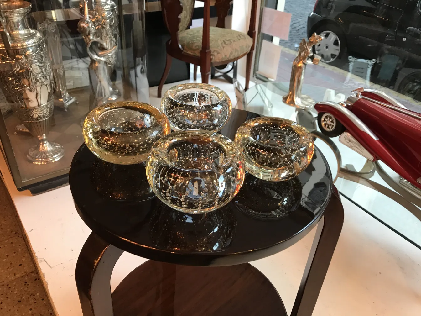 kleiner antiker Tisch mit dekorativen Glas-Behältern