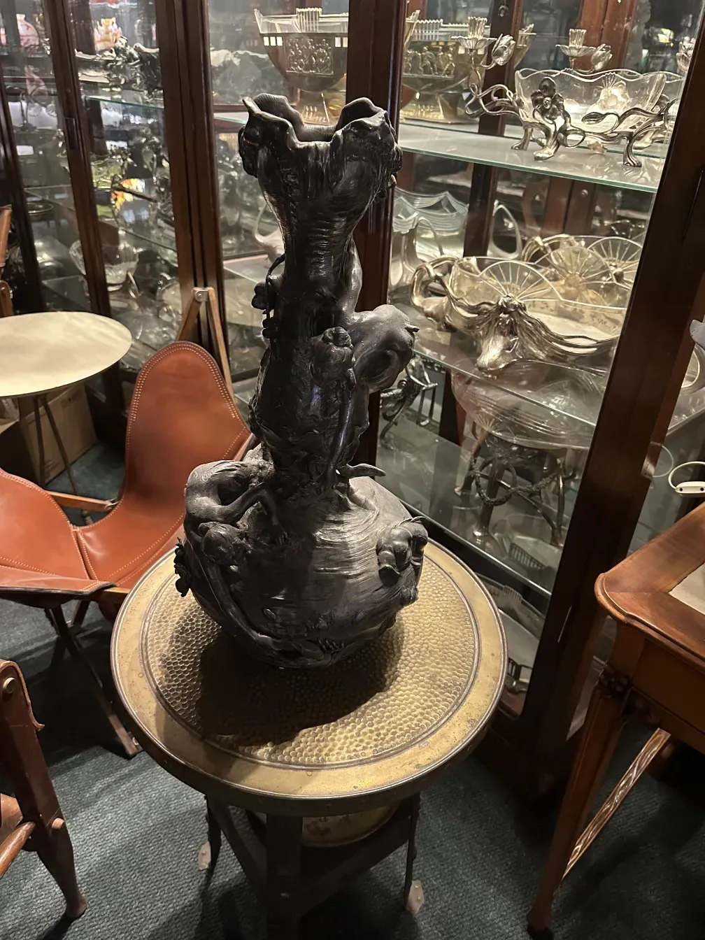 antiga mesinha decorativa com detalhes