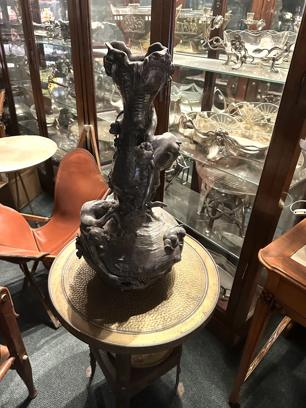 ancienne petite table décorative avec ornement en haut