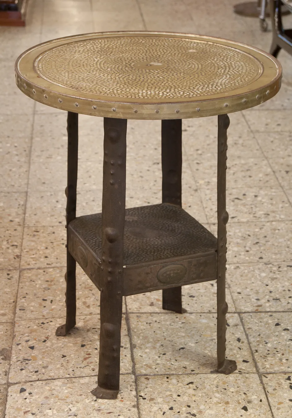 Mesinha antiga decorativa com tampo redondo e pernas