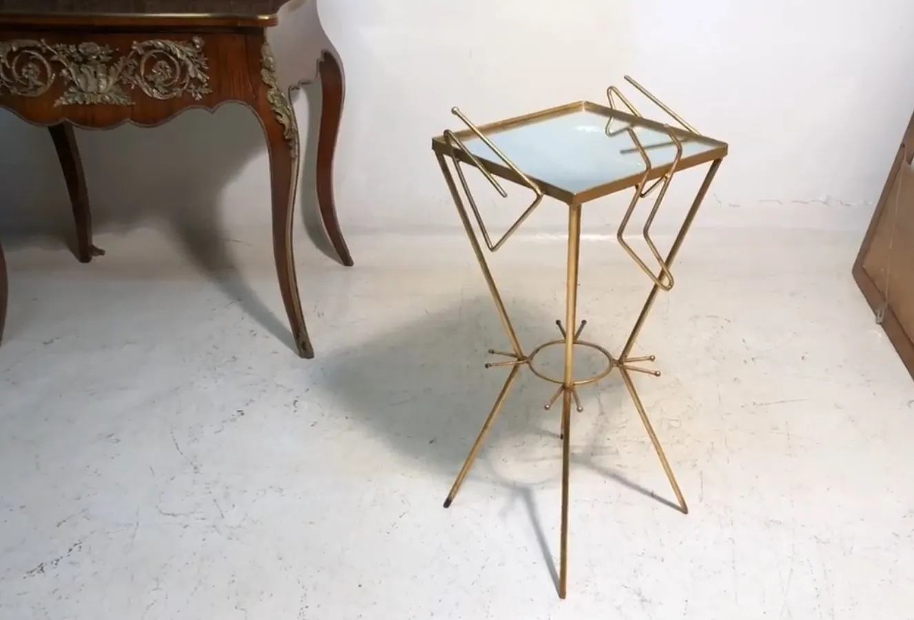 Petite table ancienne avec des pattes fines dans un cadre vintage.