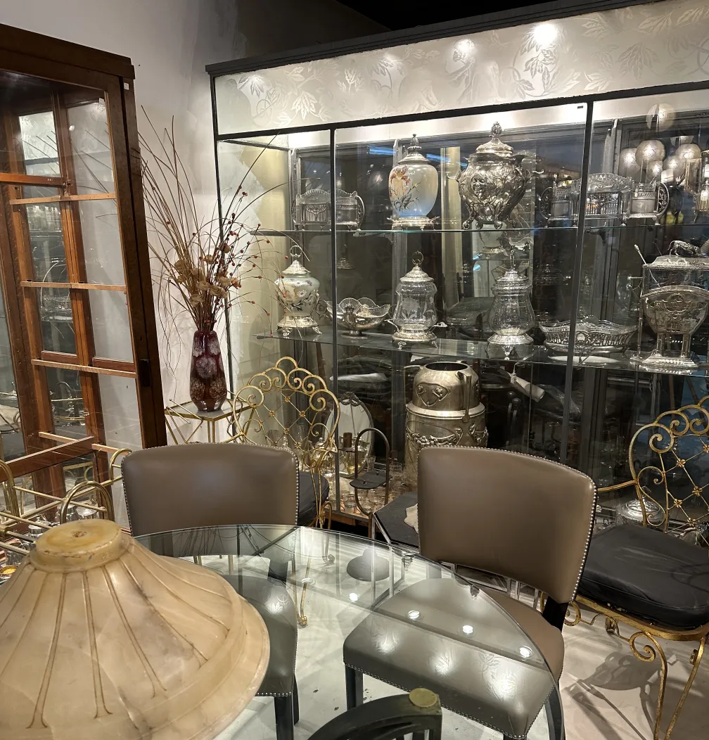 고대의-작은-테이블-주변의-장식적인-요소