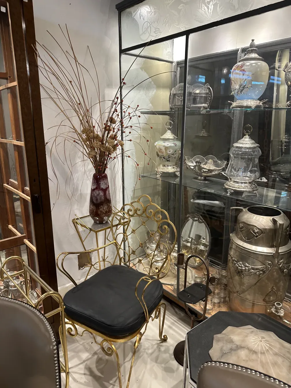 antiker kleiner Tisch mit Dekorationen und Trockenblumen