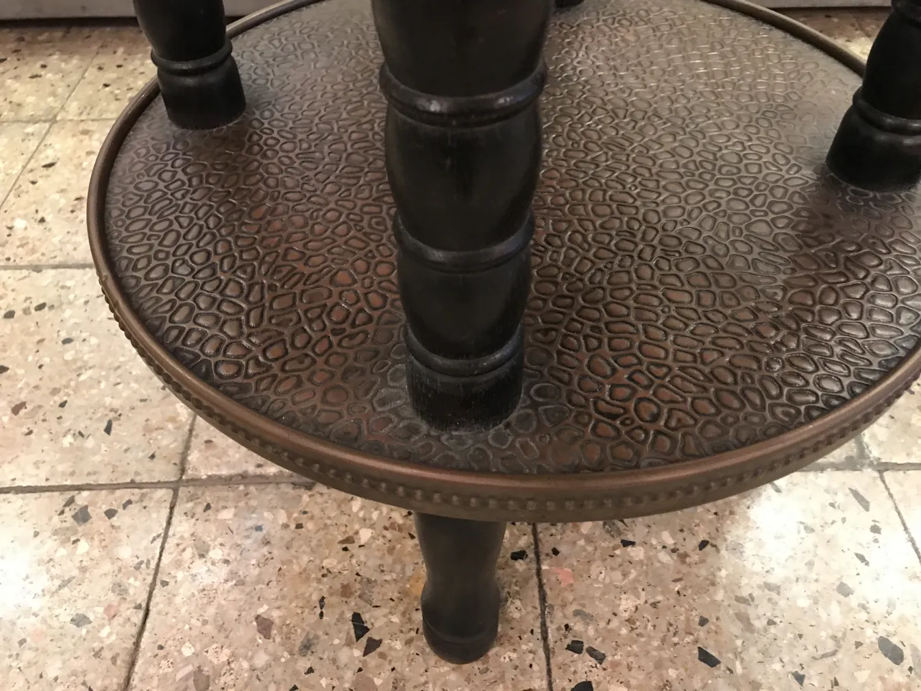 古老的小桌子水，经典环境中的纹理细节和腿。