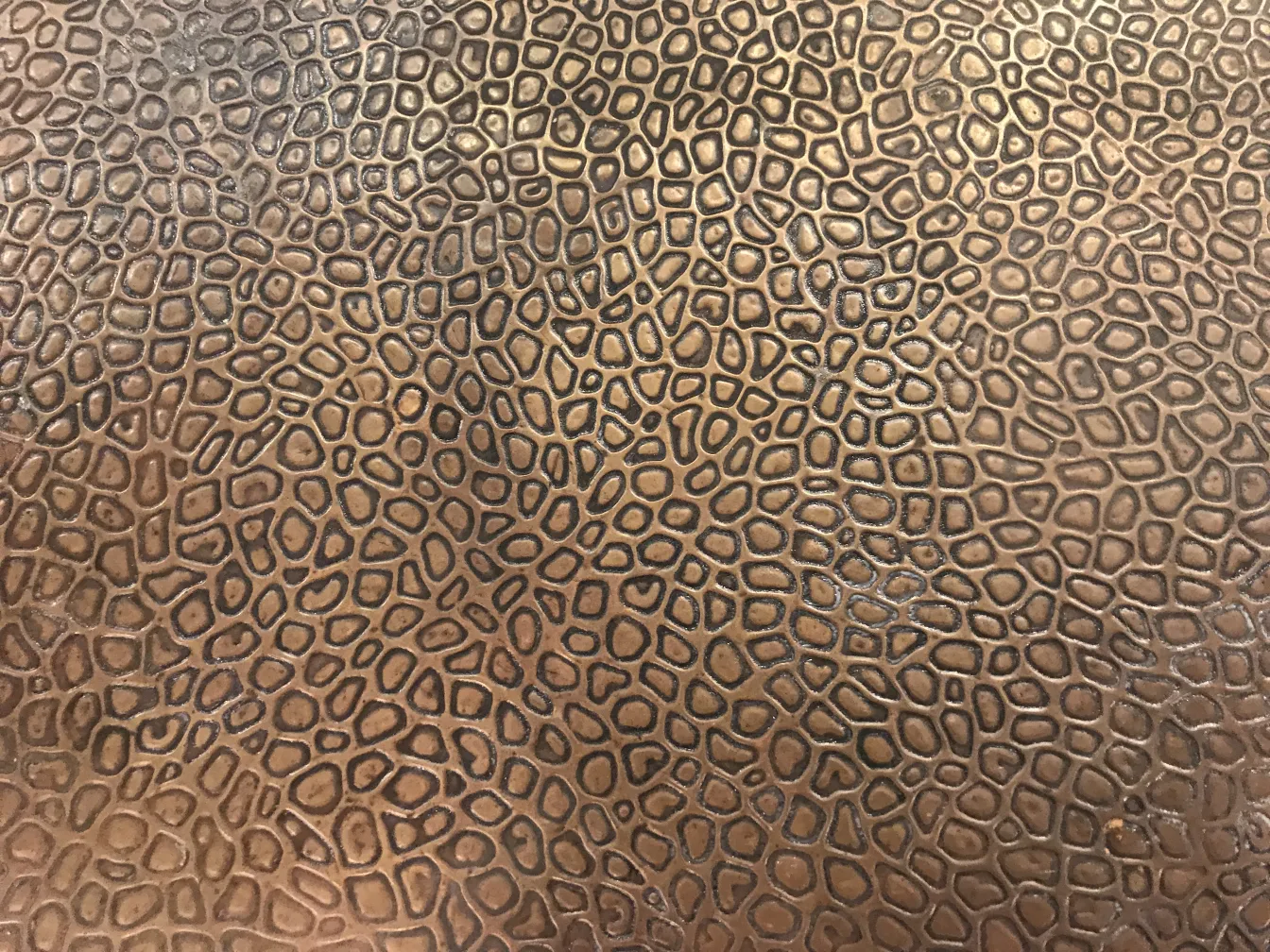 mesinha antiga com desenho intricado e texturizado