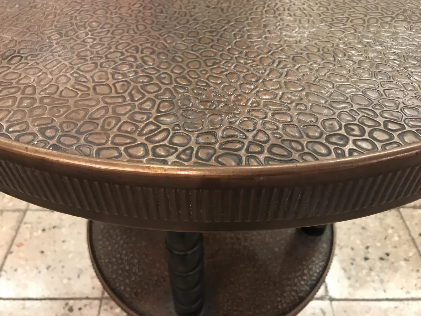 Tavolino antico decorativo con superficie testurizzata