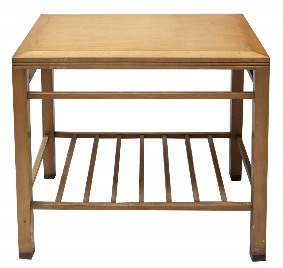 mesa rectangular antigua con un estante debajo, en un ambiente neutro.