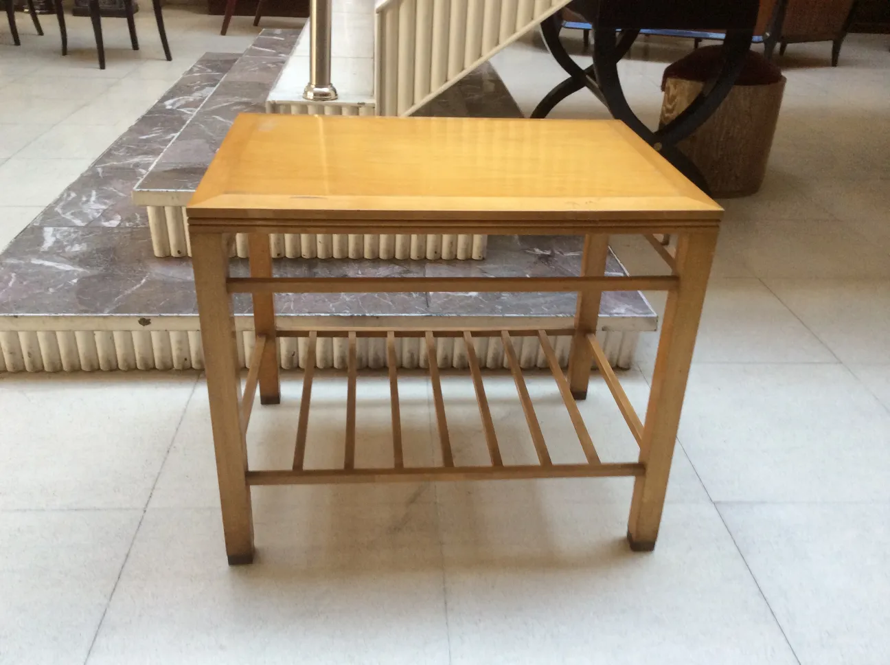 petite table ancienne au design simple avec étagère, ambiance classique