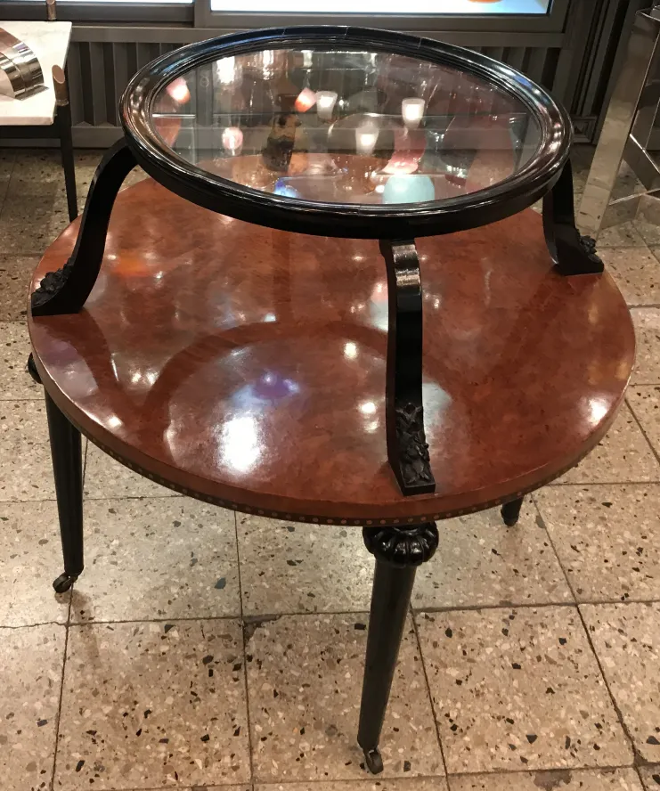 petite table ronde ancienne avec base décorative et verre