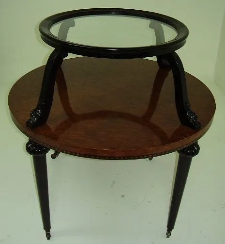 Tavolino antico con piano in vetro e gambe decorative, ideale per ambienti classici.