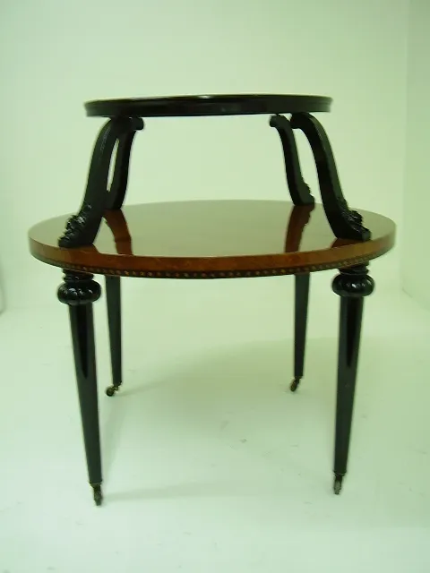 petite table antique avec deux niveaux, décorative et fonctionnelle, idéale pour les espaces élégants