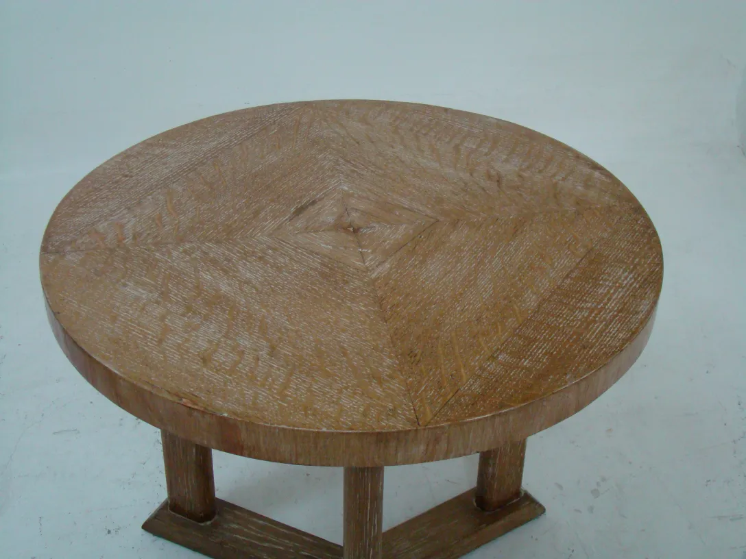 antiker kleiner Tisch mit kurzen Beinen und einzigartigem Design