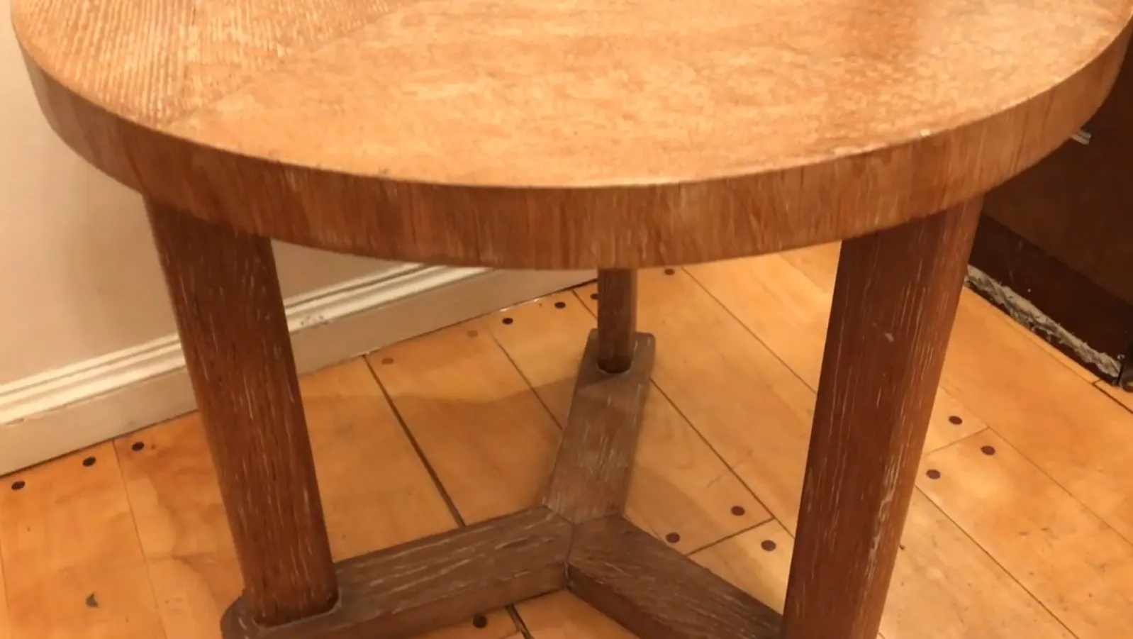 mesita antigua con un diseño simple y patas robustas