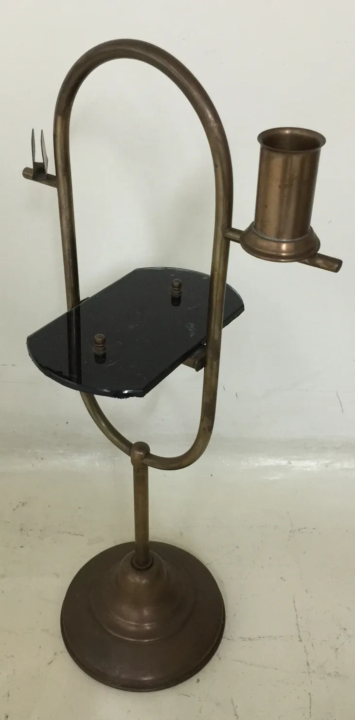 petite table ancienne avec porte-bougie et socle rond