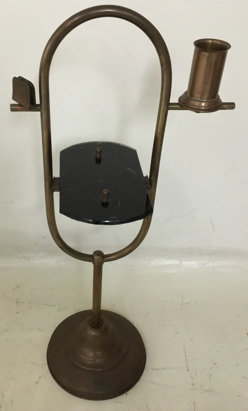 पुरानी मोमबत्ती धारक के साथ छोटी मेज़, अंडाकार आकार, क्लासिक माहौल में