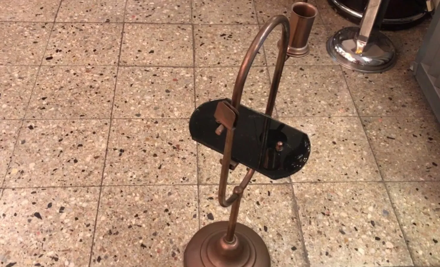 antiker kleiner Tisch mit schwarzem Hintergrund, attraktives rundes Design.