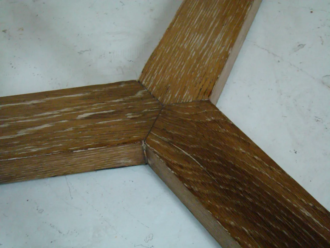 Détails d'une petite table ancienne au design classique.