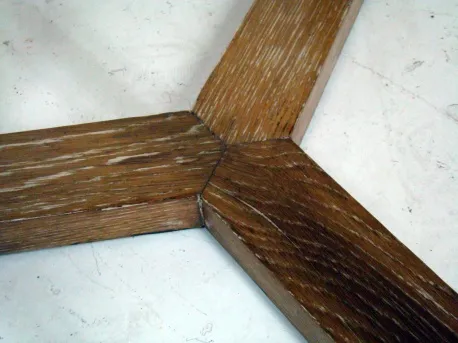 Vue de dessus d'une petite table antique, design unique avec des détails évidents.