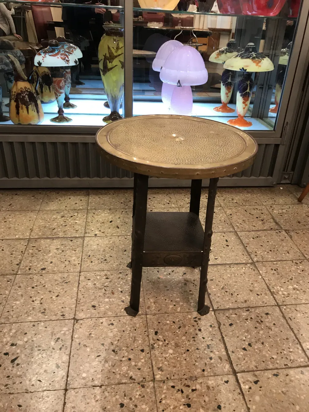 petite table antique avec design décoratif dans un cadre vintage