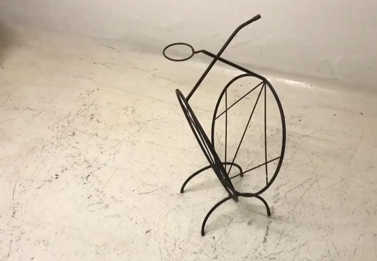petite table ancienne avec des formes élégantes et distinctives