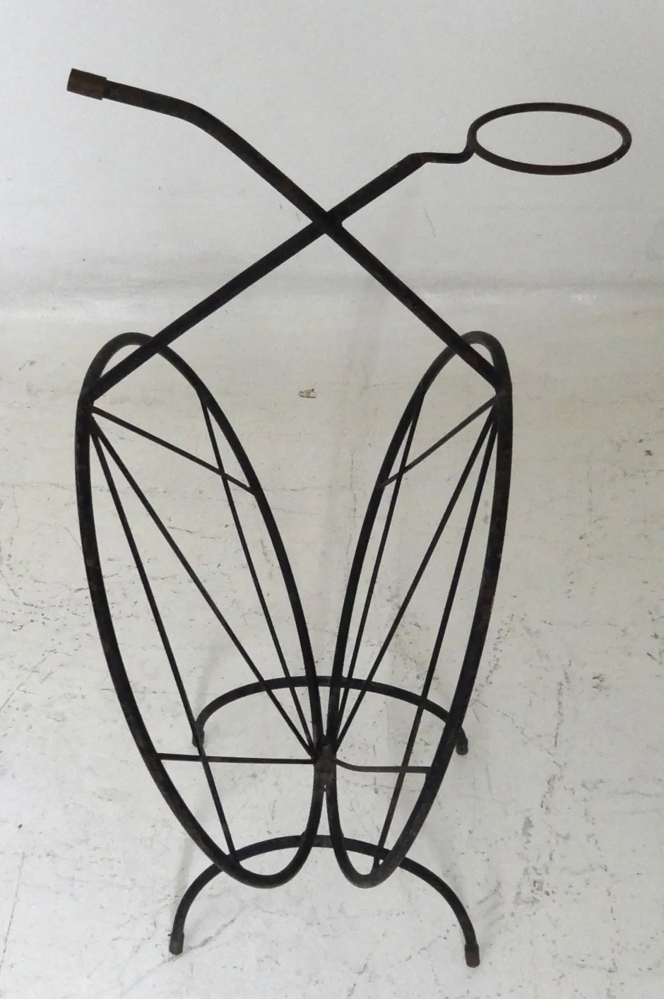 tavolino antico con design intrecciato, perfetto per ambienti eleganti