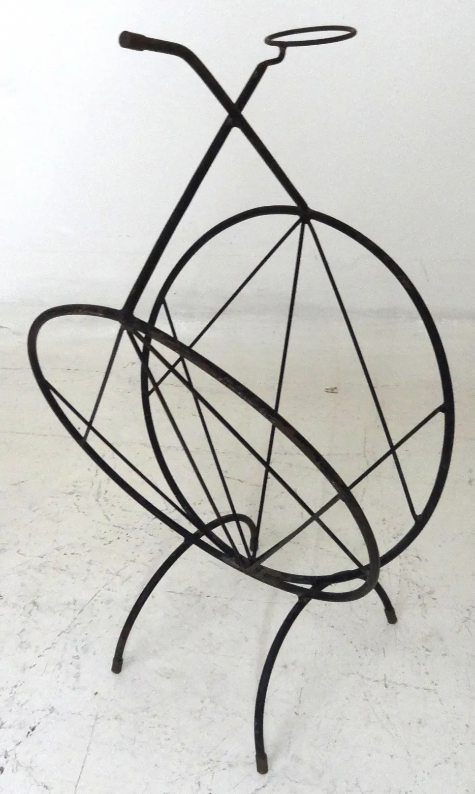 table antique avec une structure distinctive, cadre simple