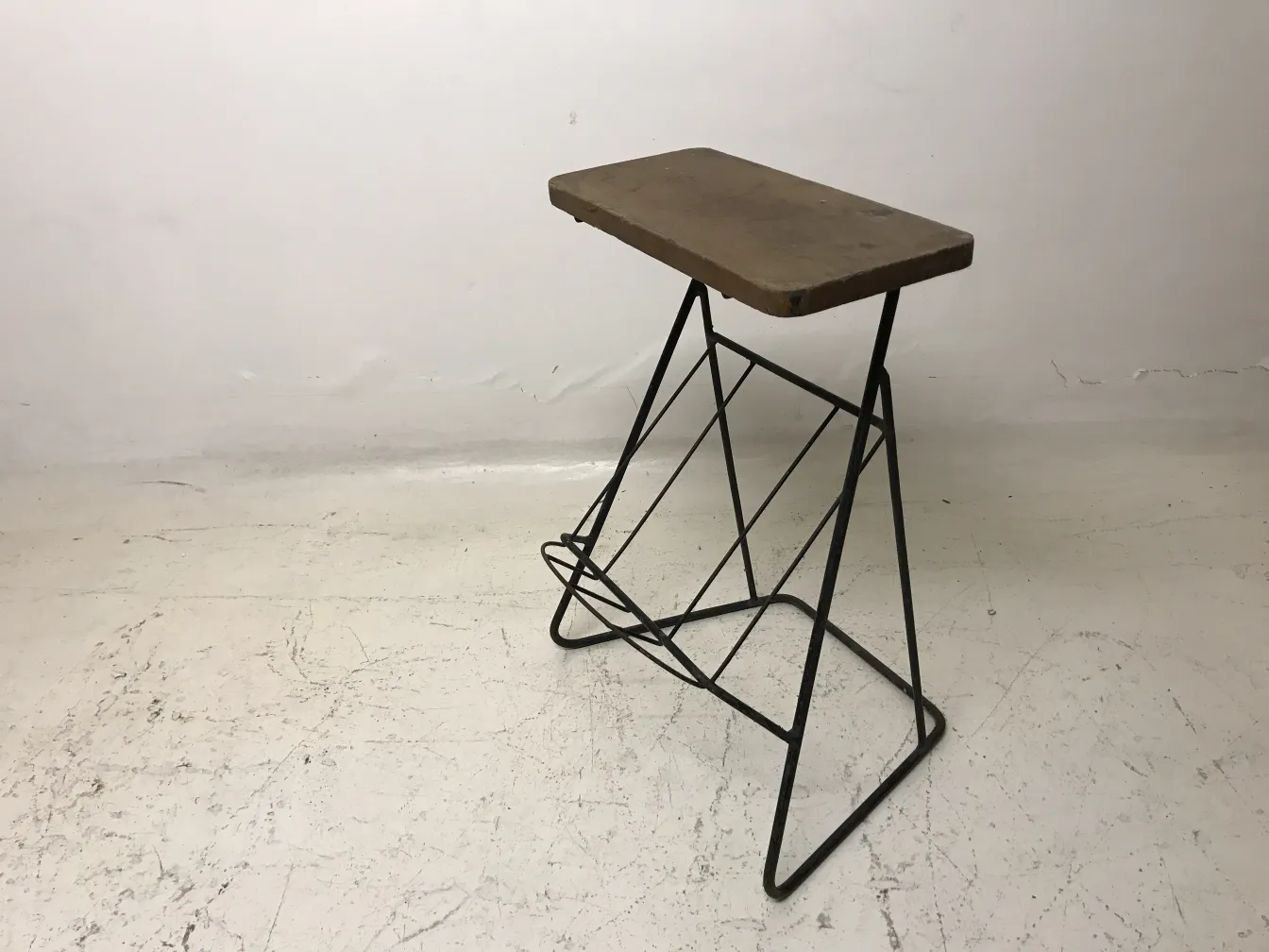 Mesinha antiga com design simples e funcional, perfeita para qualquer casa.