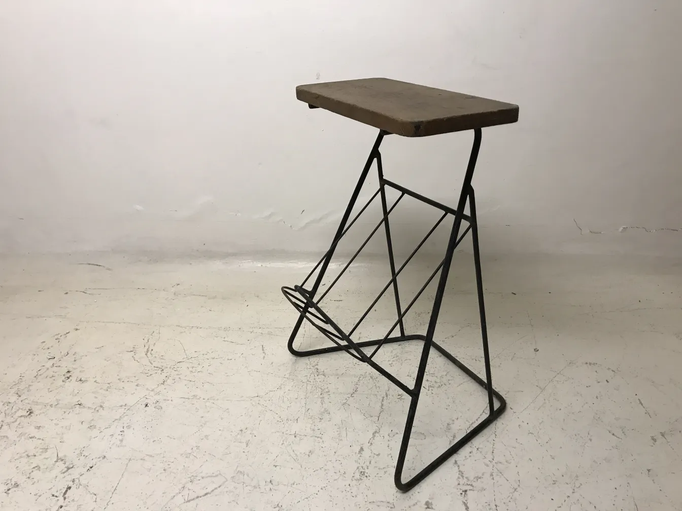 petite table ancienne avec pieds en métal et dessus rectangulaire
