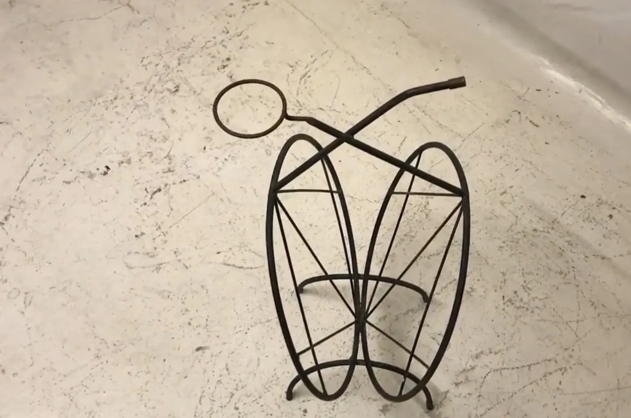 tavolino antico con gambe curve e design unico in un ambiente elegante