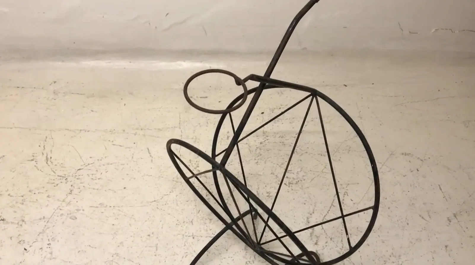 petite table ancienne avec design structurel dans un cadre minimaliste