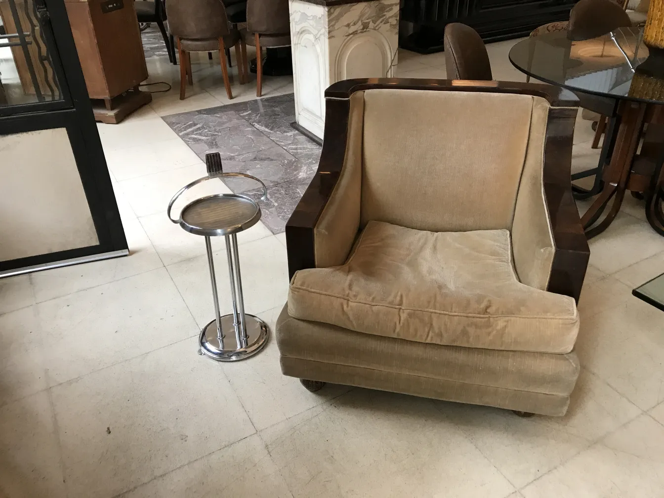 ancienne petite table à côté d'un fauteuil marron