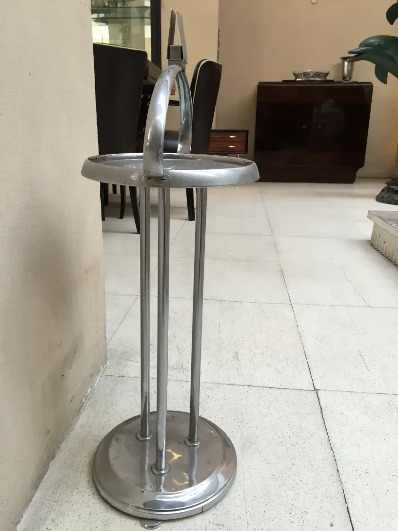 antiker kleiner Tisch mit Metallstruktur und runder Basis, in einem eleganten Umfeld