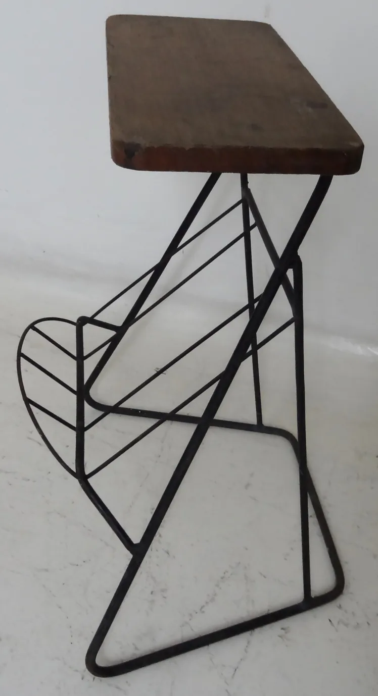 tavolino antico con design semplice e gambe in metallo